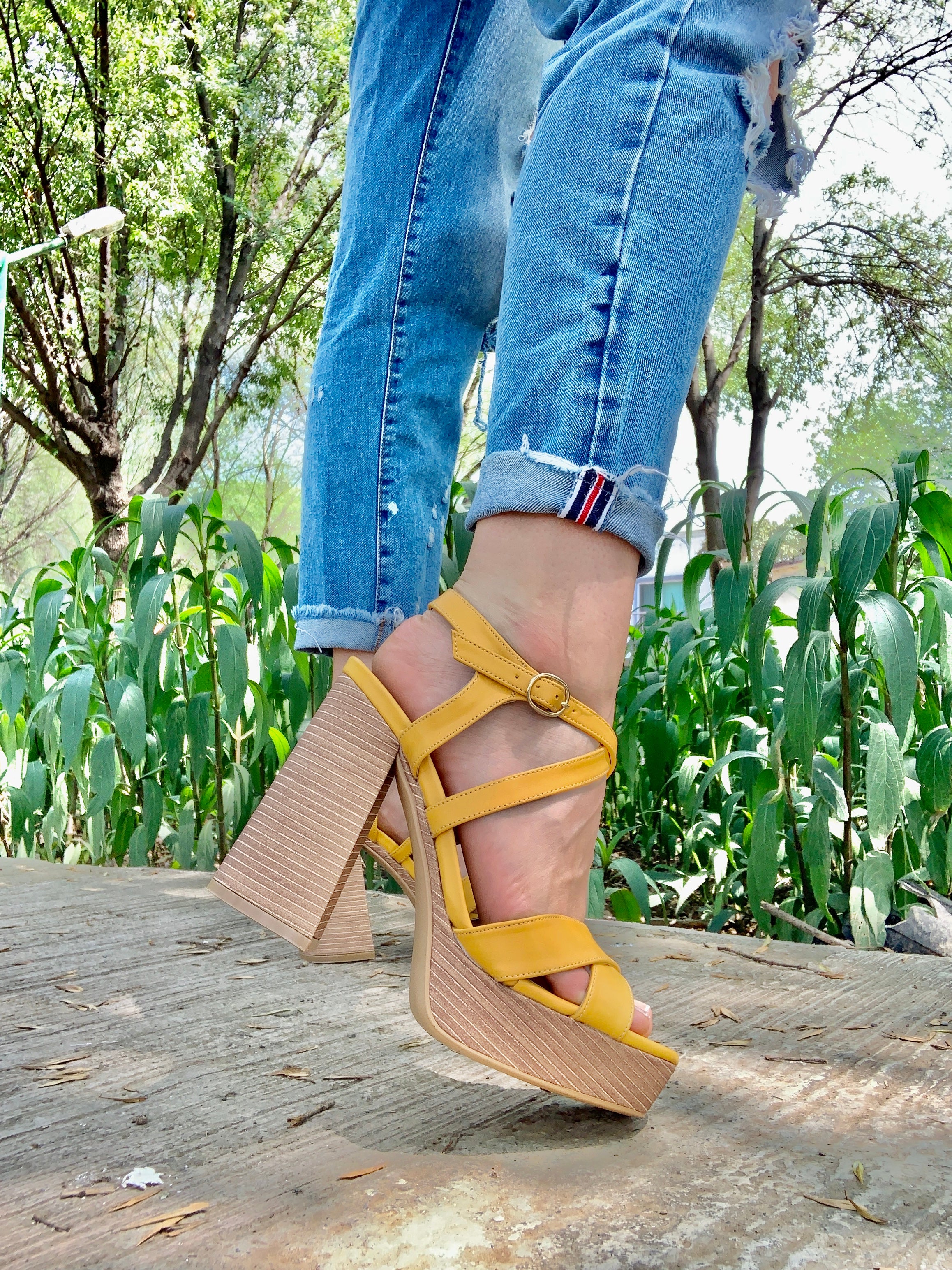 Plataforma ocre mostaza